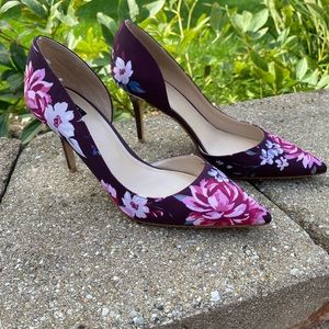 White House Black Market floral fabric pump, plum, pink & blue. Size 7m.